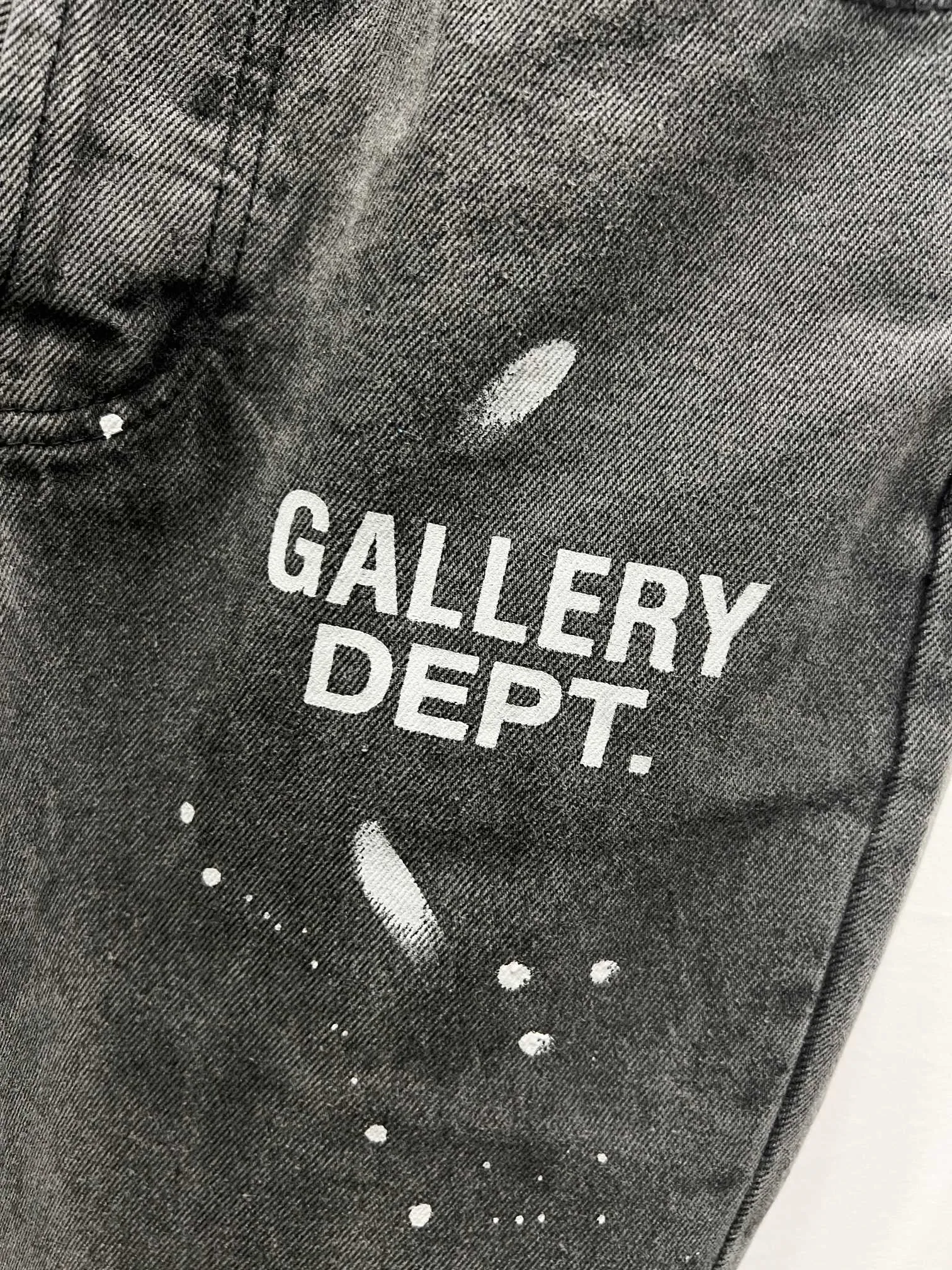 P240 Style number: (A001) GALLERY DEPT. 2025 new splash-ink hand-painted letters splicing couple style loose washed flared jeans 🔥High version🔥High version🔥 Top ceiling quality Styles with different washed textures are very friendly to people with thin legs and thick legs. The slightly flared version is very flattering. Moderate length that never goes out of style, easy to match with casually, basic styling for various styles, a must-have in the wardrobe! The fabric is stiff but also makes the upper body soft without losing texture. The washing process is even more perfect. It is a must-have item for everyone! ! ! Washed wheat, tag, pants label, three complete labels Color: washed black, washed blue Size: 28, 30, 32, 34 (four sizes)